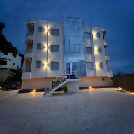 Al Hotel Vlorë Esterno foto