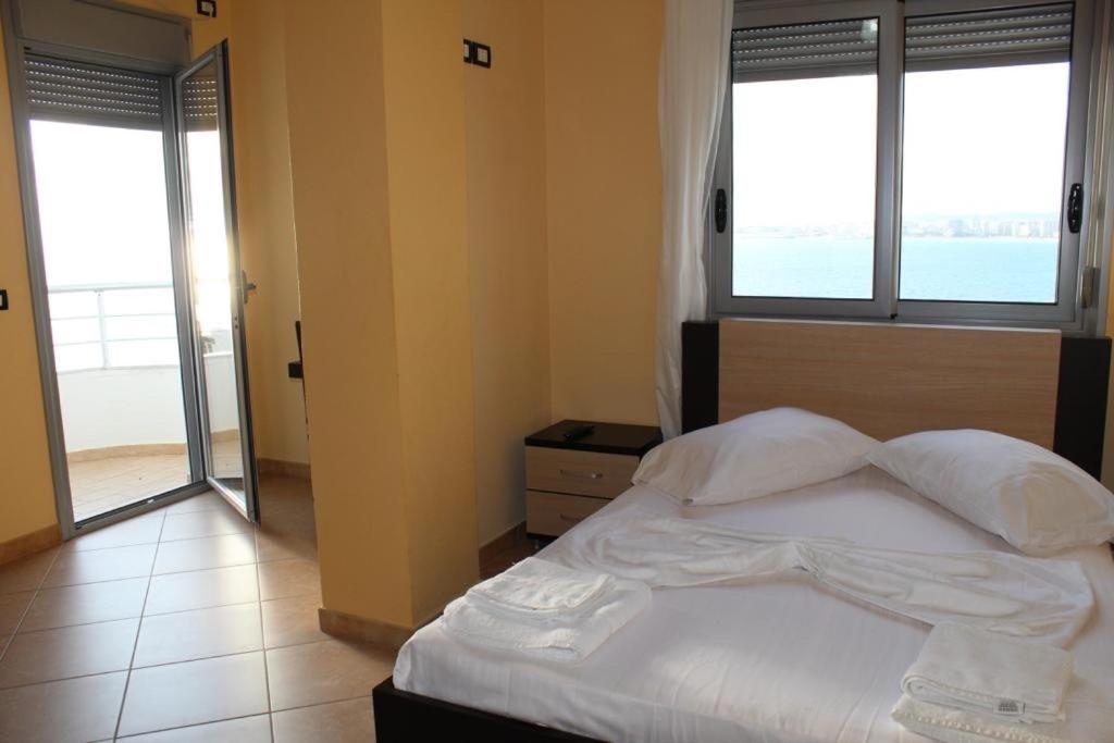 Al Hotel Vlorë Esterno foto