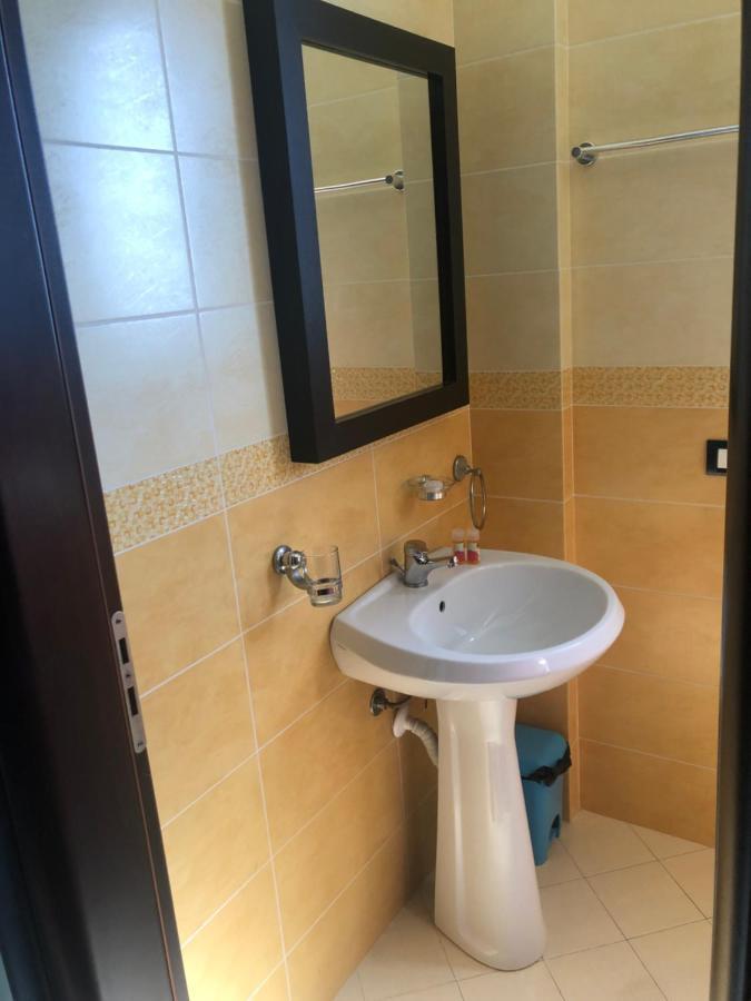Al Hotel Vlorë Esterno foto