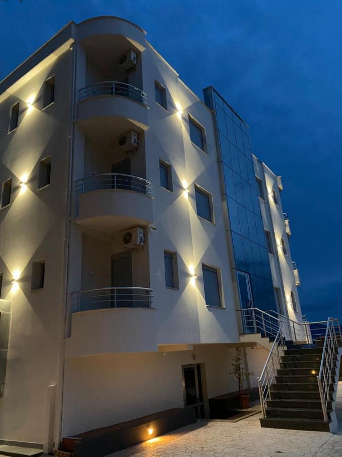 Al Hotel Vlorë Esterno foto