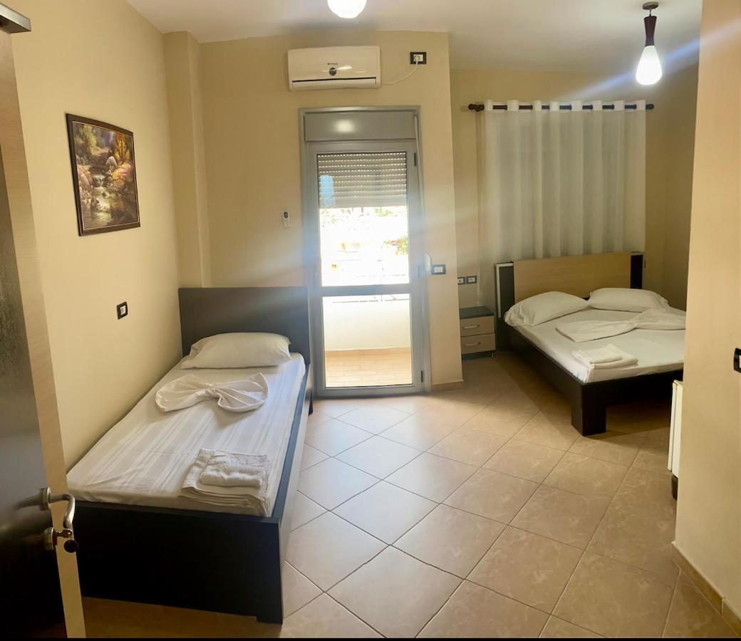 Al Hotel Vlorë Esterno foto