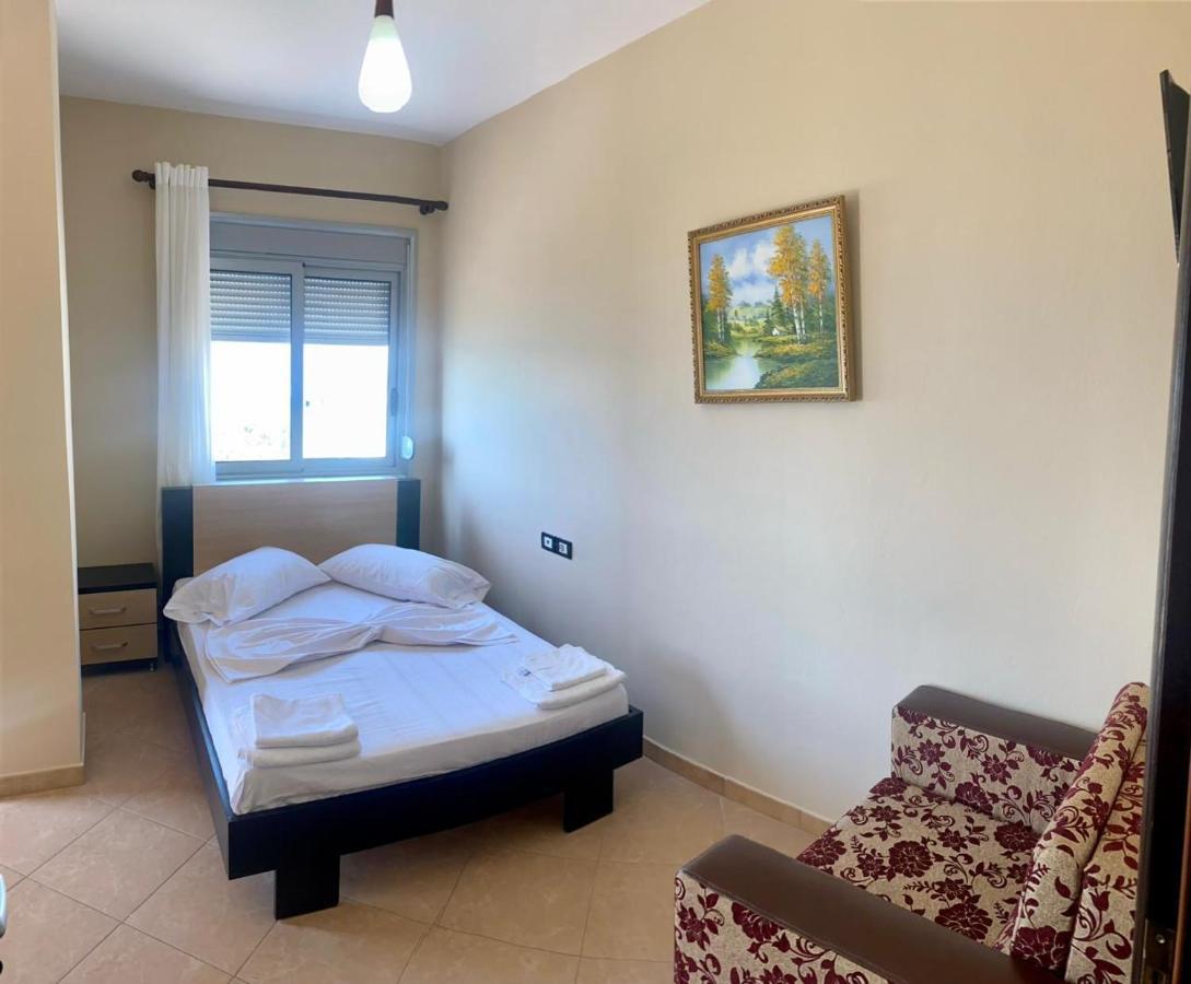 Al Hotel Vlorë Esterno foto