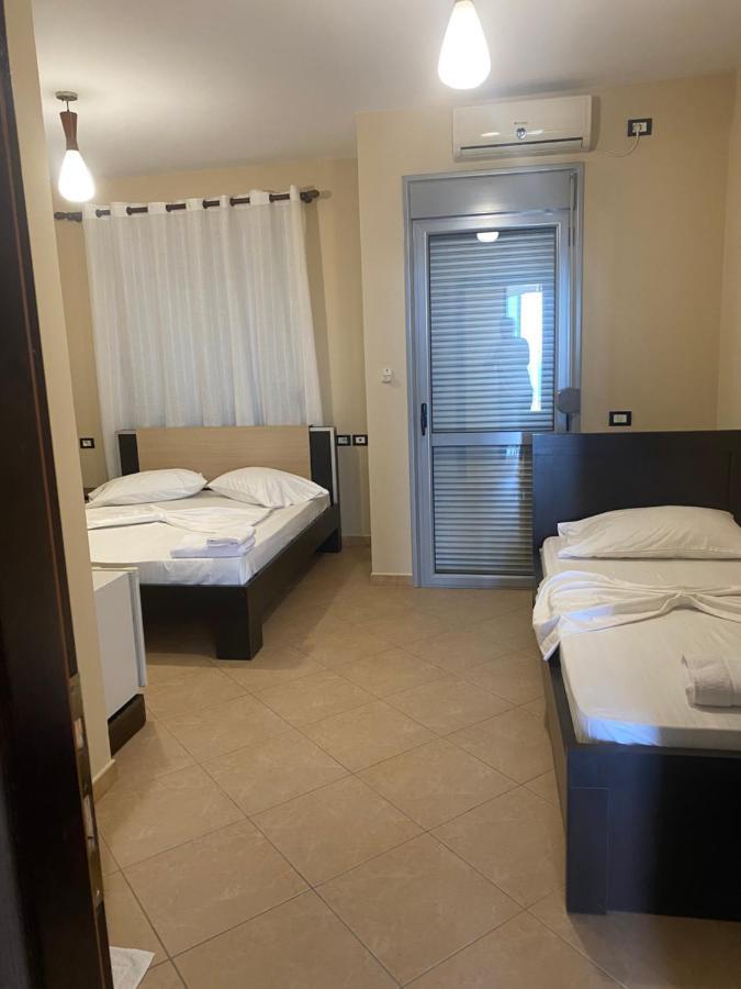 Al Hotel Vlorë Esterno foto