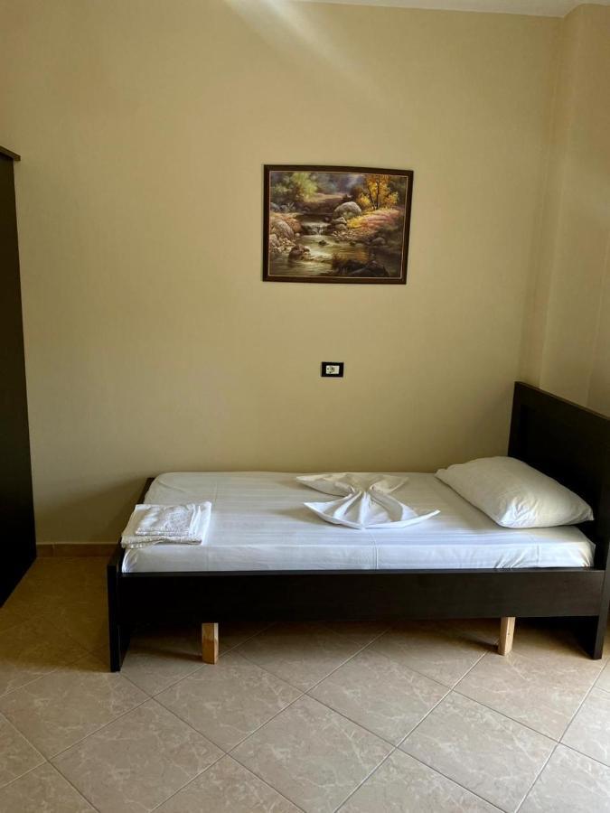 Al Hotel Vlorë Esterno foto