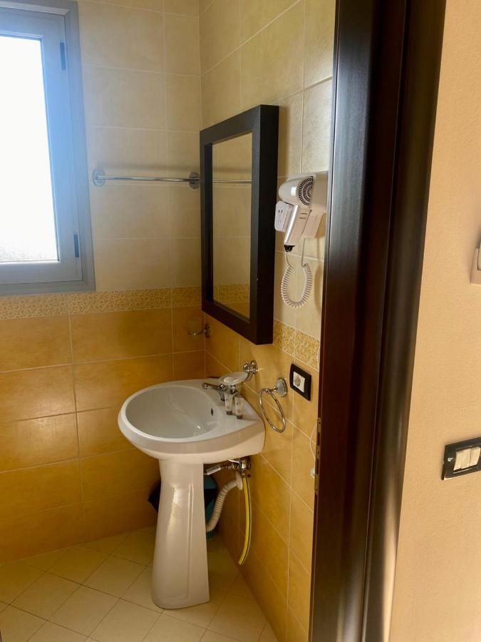 Al Hotel Vlorë Esterno foto