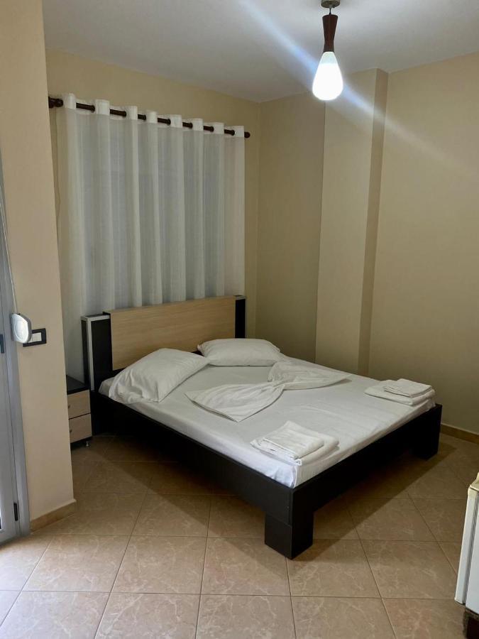 Al Hotel Vlorë Esterno foto