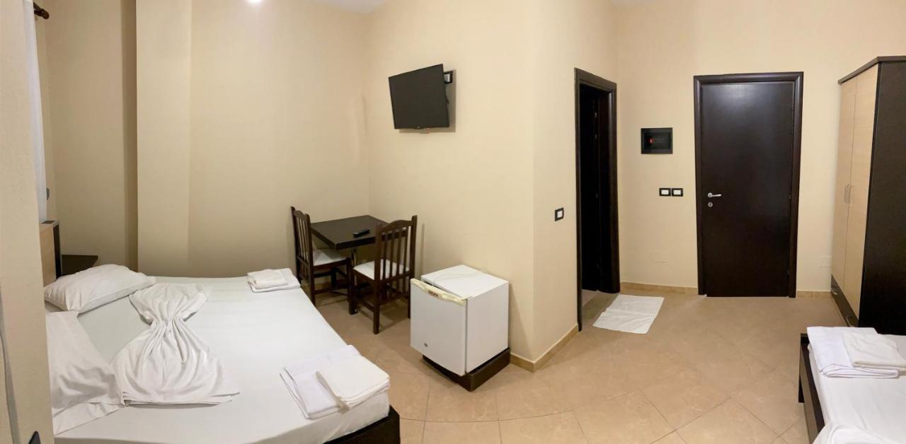 Al Hotel Vlorë Esterno foto