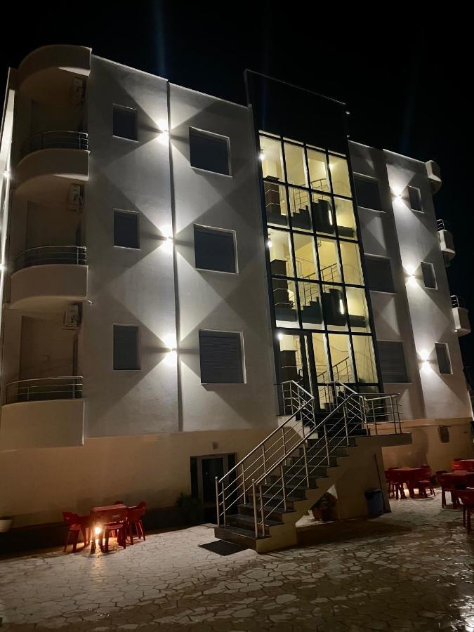 Al Hotel Vlorë Esterno foto