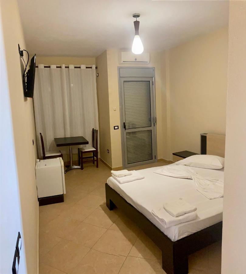 Al Hotel Vlorë Esterno foto