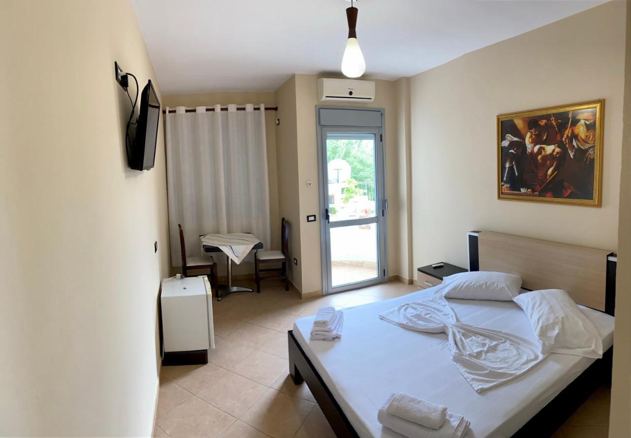 Al Hotel Vlorë Esterno foto
