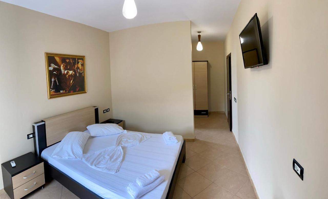 Al Hotel Vlorë Esterno foto