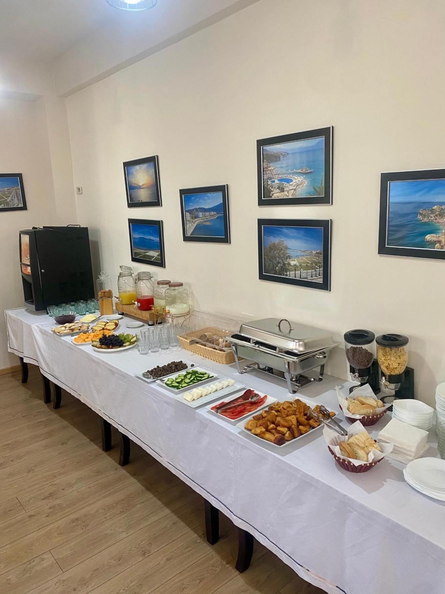 Al Hotel Vlorë Esterno foto