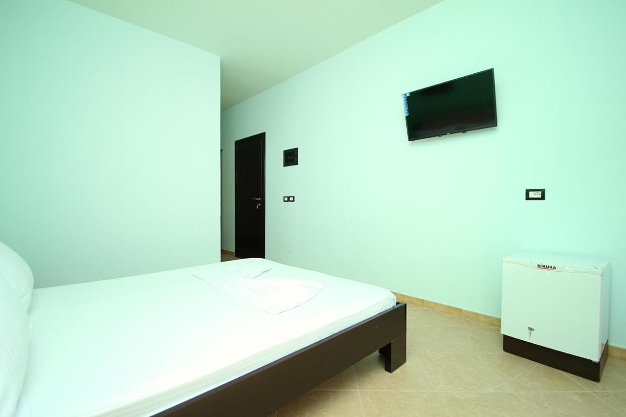 Al Hotel Vlorë Esterno foto